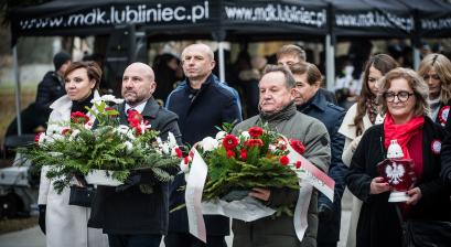 Delegacja Miasta Lublińca oraz miast partnerskich składa wiązankę kwiatów 