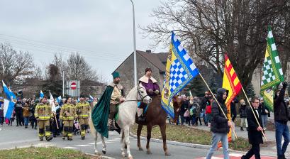 Orszak Trzech Króli 2024 idący ulicami miasta 