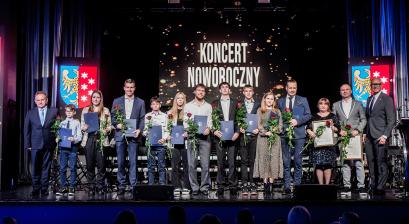 Laureaci Nagrody Burmistrza w dziedzinie sportu oraz przedstawiciele władz miasta 