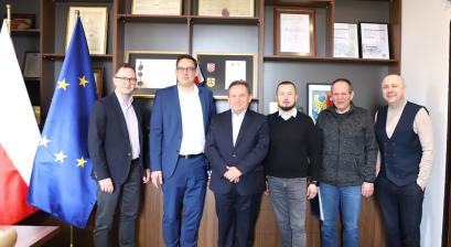 Przedstawiciele firmy Eurobox Polska Sp. z o.o. oraz burmistrz Edward Maniura