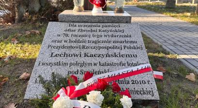 Tablica upamiętniająca ofiary tragicznej katastrofy z 10 kwietnia 2010 roku