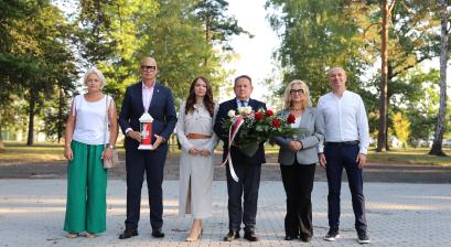  burmistrz miasta Edward Maniura, zastępca Gabriel Podbioł, sekretarz Monika Breguła, przewodnicząca Rady Miejskiej Iwona Janic wraz z radnymi - Iwoną Ochman i Adamem Richterem