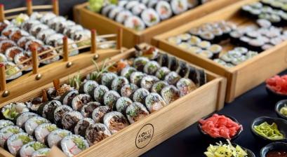 Zestawy sushi na stole, źródło: Koko Sushi Lubliniec 