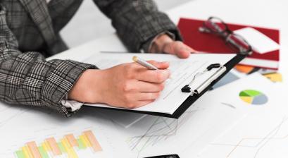 Pracownik wypełniający dokumenty 