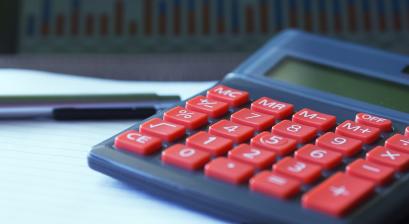 Kalkulator, długopis i pióro 