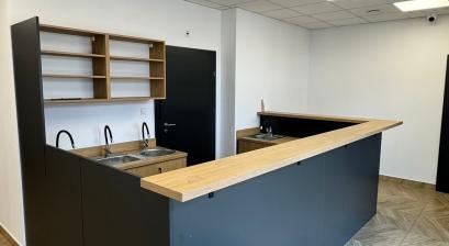 Lada w kawiarence przy basenie 