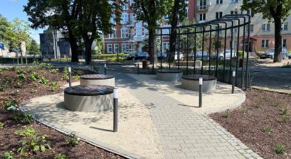 Siedziska na skwerze przed Urzędem Miejskim 