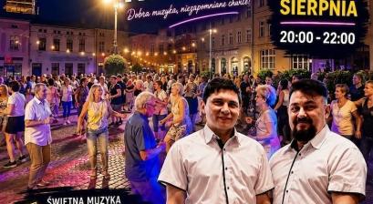 Potańcówka na rynku oraz członkowie zespołu - grafika wygenerowana przez AI
