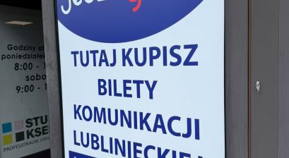 Drzwi punktu ksero z informacją o możliwości zakupu biletu 