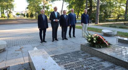 Delegacja władz miasta i Rady Miejskiej składająca wiązankę 