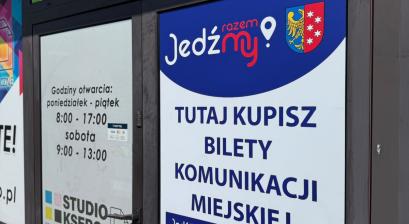 Drzwi punktu ksero z informacją o możliwości zakupu biletu 