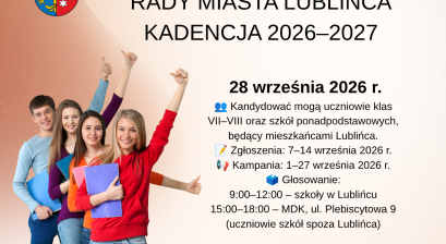 Młodzież z notesami oraz informacje o wyborach 