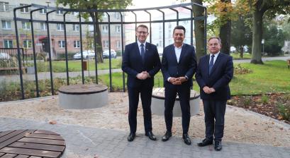 Prezes Mateusz Pindel, poseł Przemysław Witek oraz burmistrz Edward Maniura  
