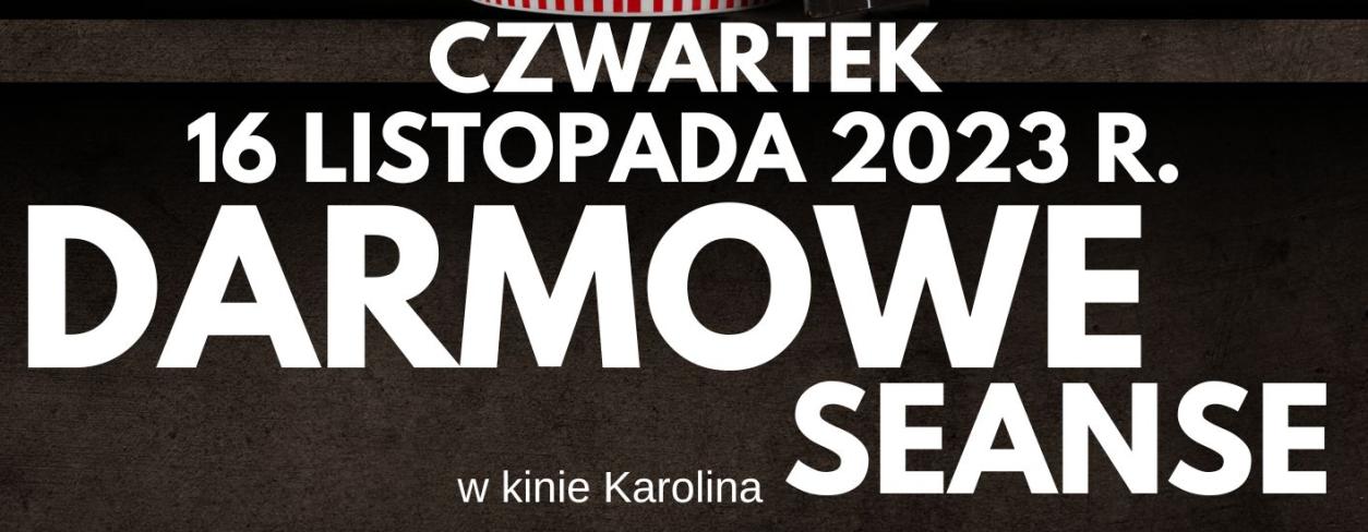 kubeł popkornu stojący miedzy kotarami kinowymi 