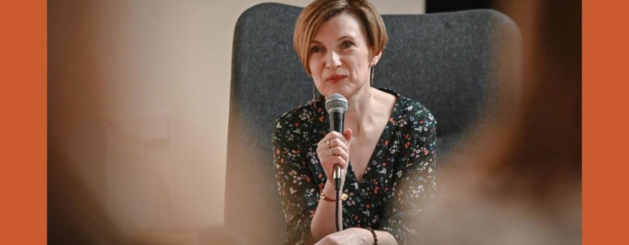 zdjęcie Celiny Walasik trzymającej mikrofon, zadjęcie książki autorstwa Celiny Walasik "odkrywam siebie"