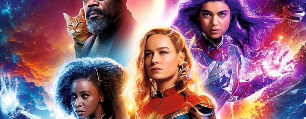 plakat Marvels z główną bohaterką stojącą na pierwszym planie w tle pozostałe postacie z filmu