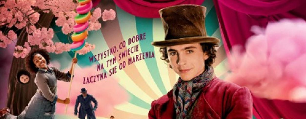 plakat filmu Wonka główny bohater stojący w bajkowym kolorowym świecie