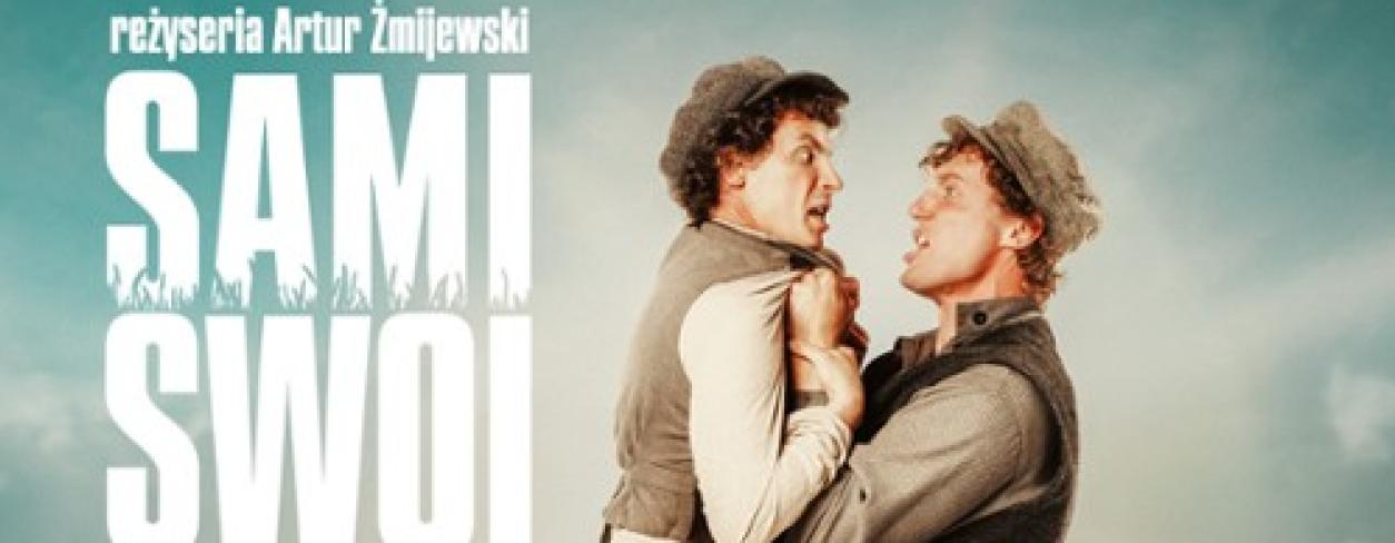 plakat filmu „SAMI SWOI. POCZĄTEK” z głównymi bohaterami Pawlakiem i KArgulem stojącymi na polu przenicy kłócących się 