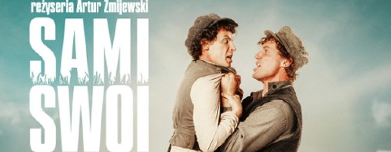 plakat filmu „SAMI SWOI. POCZĄTEK” z głównymi bohaterami Pawlakiem i KArgulem stojącymi na polu przenicy kłócących się