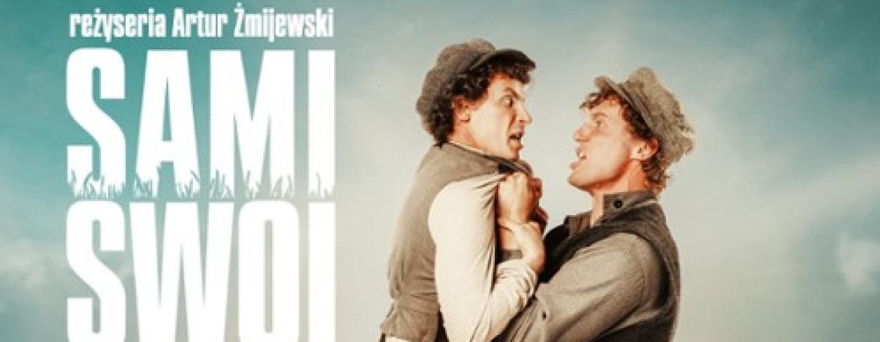 plakat filmu „SAMI SWOI. POCZĄTEK” z głównymi bohaterami Pawlakiem i KArgulem stojącymi na polu przenicy kłócących się