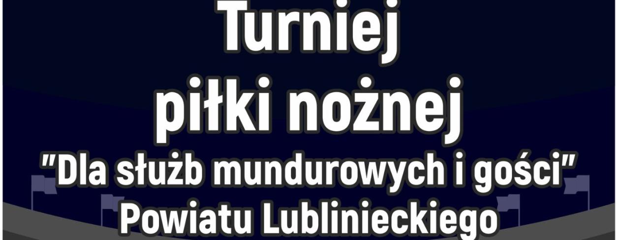 Plakat promujący wydarzenie z datą, godziną i miejscem wydarzenia, na tle murawy piłkarskiej.