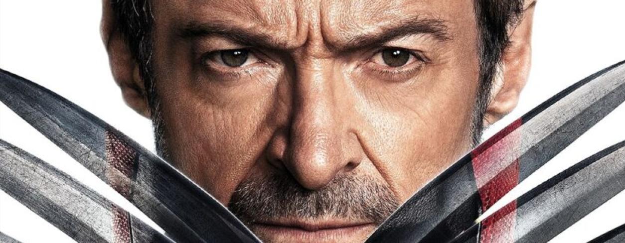 Plakat filmu DEADPOOL & WOLVERINE. WOLVERINE krzyżujące ostrza wychodzące z jego dłoni. W ostrzach odbija się postać Deadpoola.