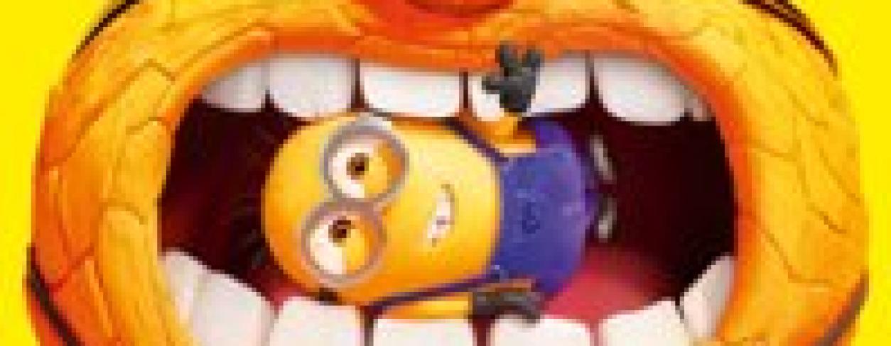 Plakat filmu GRU I MINIONKI: POD PRZYKRYWKĄ. Duży minionek trzymający w ustach mniejszego minionka
