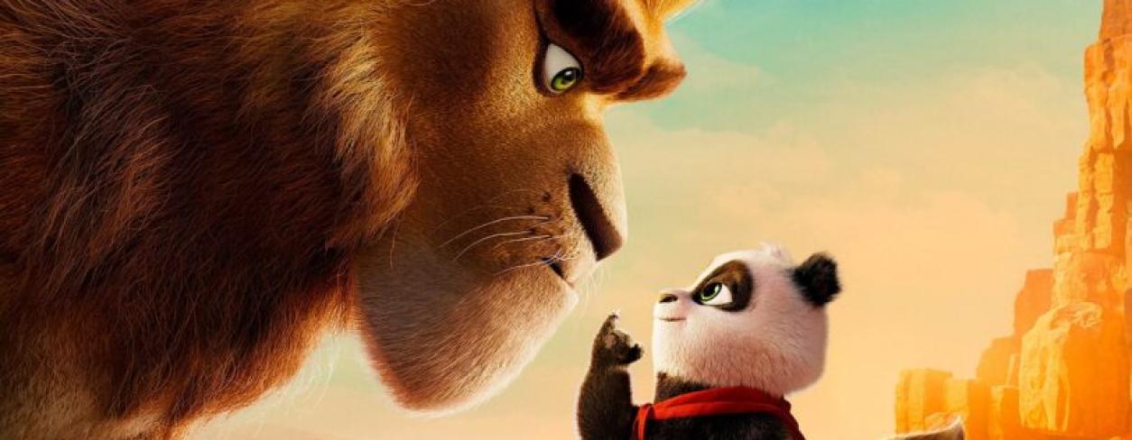 Plakat filmu PANDA I AFRYKAŃSKA BANDA. Panda stojąca twarzą w twarz z lwem na pustynnym terenie. Za pandą chowa się małpa. W tle widać inne zwierzęta