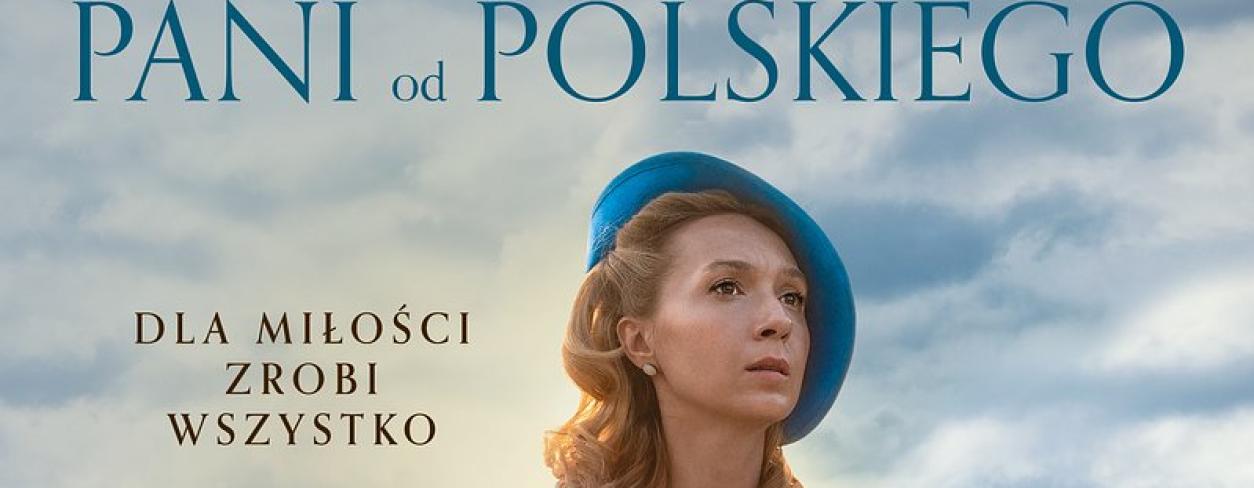 głóna bohaterka z walizką w ręku i tubą gramofonu w drugiej ręce