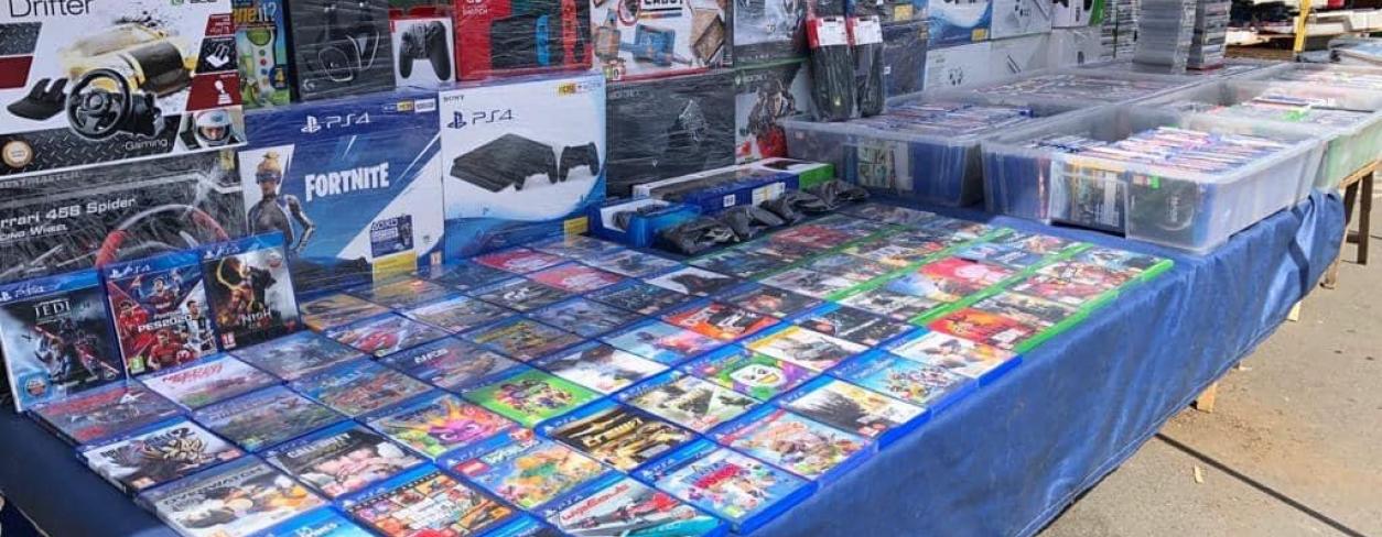 stół z wystawionymi grami komputerowymi 