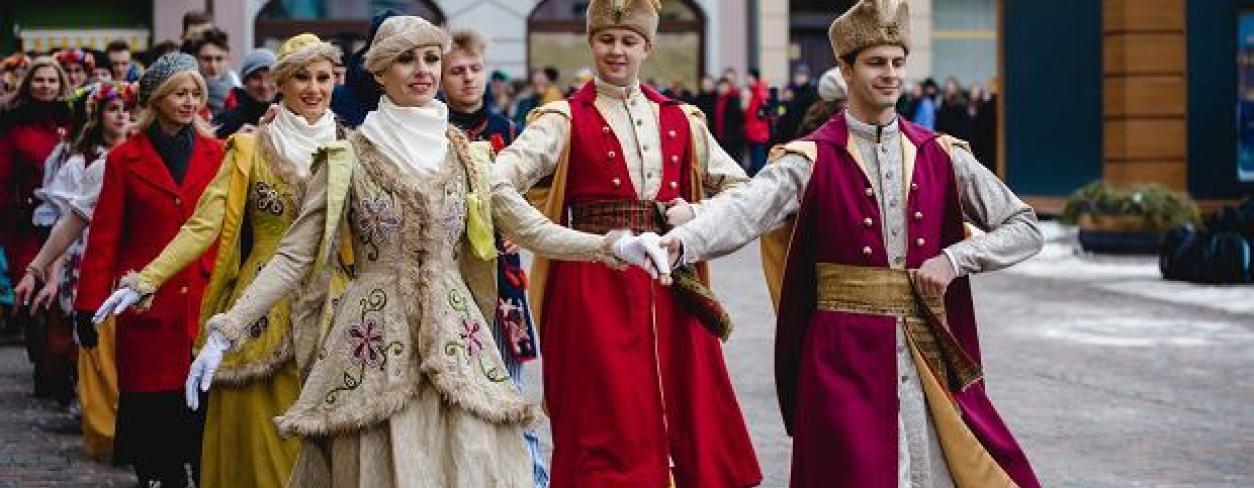 członkowie zespołu Śląsk prowadzący taniec poloneza na Rynku Lublinieckim