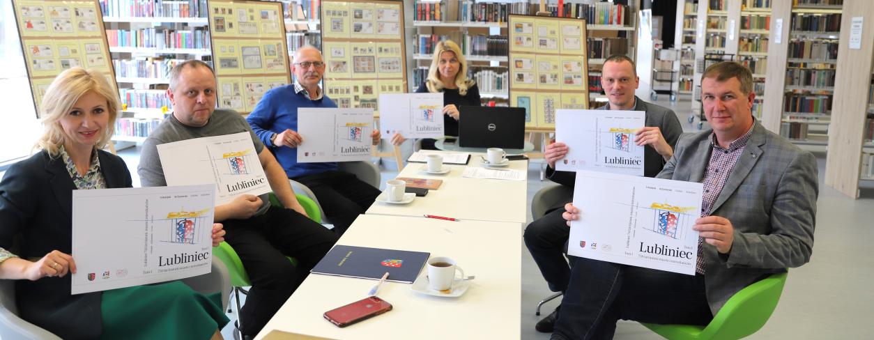 podpisanie umowy na książkę pt. „Lubliniec 750 lat historii miasta i mieszkańców” przez Sebastiana Ziółka, Mariusza Żymierskiego, Olgierda Kniejskiego oraz Mariana Berbesza. Na zdjeciu oprócz autorów Joanna Brzezina oraz Anna Jonczyk Drzymała. 
