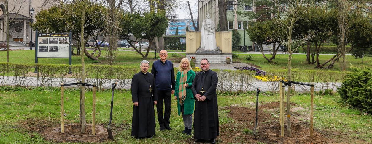 Dwa buki posadzone dla Parafii św. Stanisława Kostki na zdjęciu przedstawiciele Parafii oraz Anna Jonczyk Drzymała