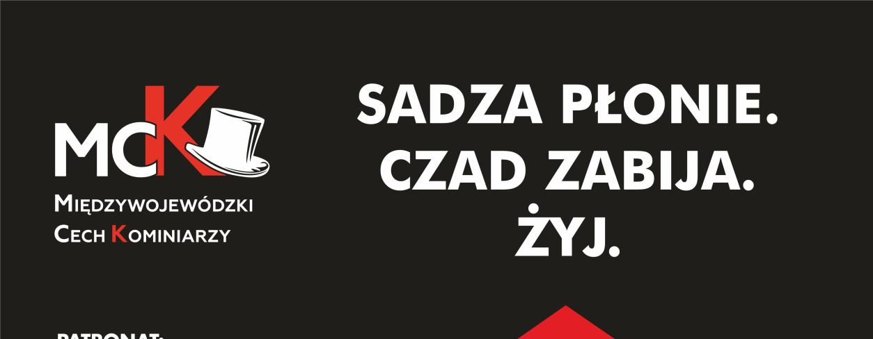 Plakat na czarnym tle, po lewej stronie u góry logo MCK, po prawej biały tekst SADZA PŁONIE. CZAD ZABIJA. ŻYJ. poniżej po lewej loga patronów akcji: PSP, GUNB, Rzemiosło Bielawa, TVP3 Kraków, po prawej czerwony kształt budynku i biały podpis CZYŚĆ KOMIN!. na samym dole loga partnerów akcji