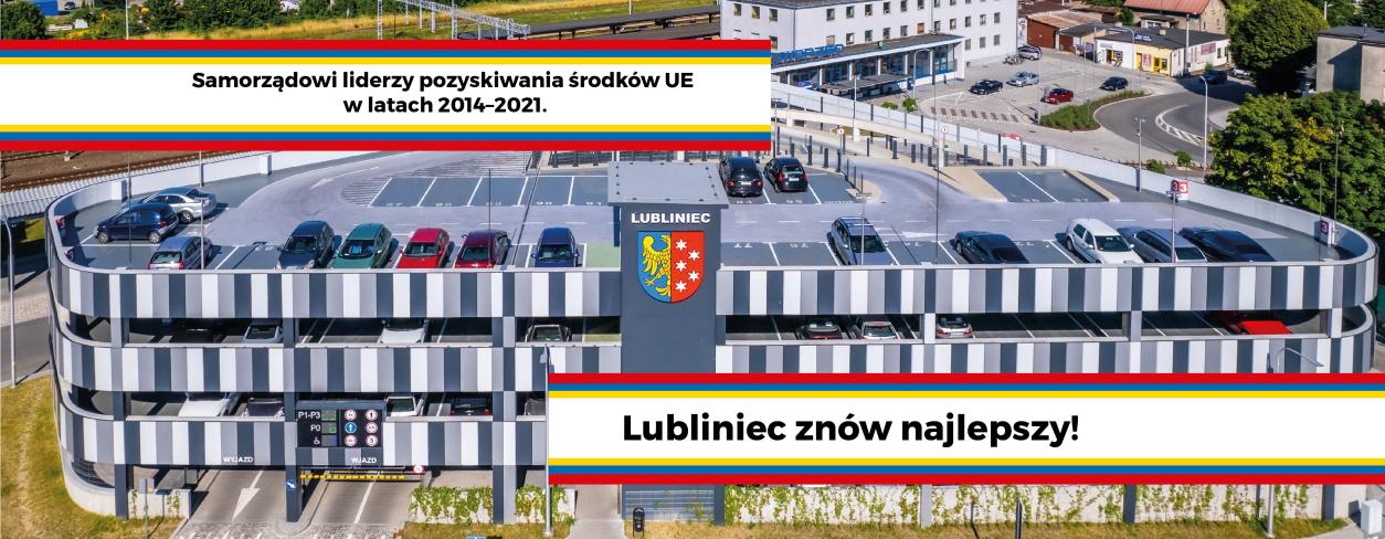 widok z lotu ptaka parkingu Park&Ride od strony wjazdu na parking z widokiem na tory położone zaraz za dworcem