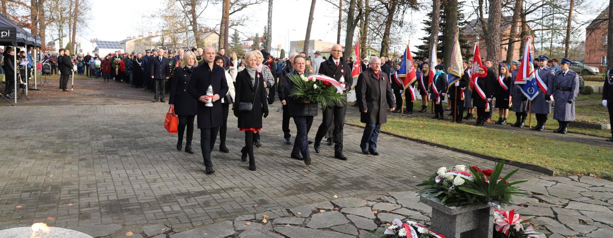 złożenie kwiatów pod pomnikiem poległych przez przedstawicieli władz samorządowych
