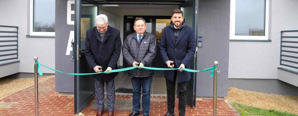 przecięcie wstęgi przed nowo oddanym dla mieszkańców blokiem, przez Burmistrza Miasta Lublińca, prezesa MTBS oraz prezesa firmy wykonawczej