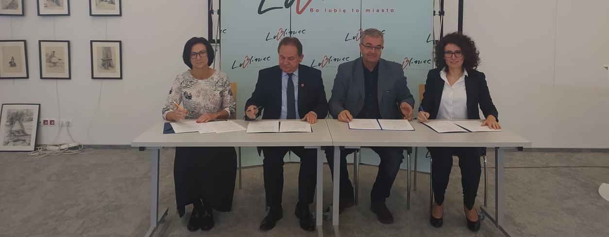 Na zdjęciu włodarze gmin, którzy podpisali list intencyjny: Iwona Burek - Wójt Gminy Herby, Ireneusz Czech - Wójt Gminy Kochanowice, Edward Maniura - Burmistrz Miasta Lubliniec, Joanna Wons-Kleta - Wójt Gminy Pawonków