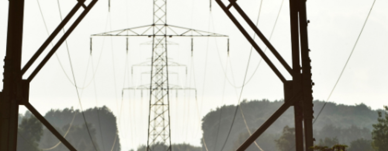 Przez słup elektryczny wysokiego napięcia widać słup elektryczny wysokiego napięcia