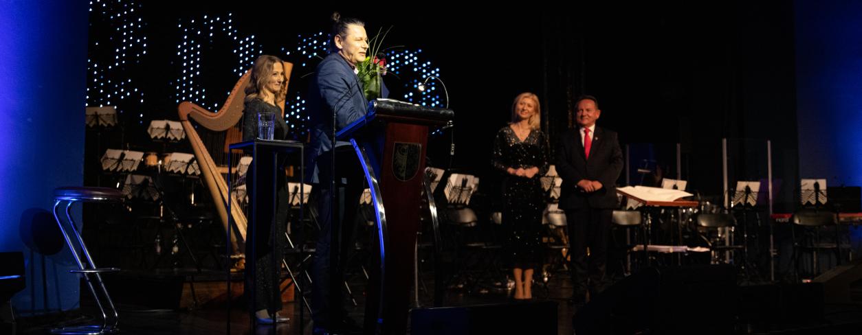 Krzysztof Gembała ze statułetką Ambasadora Miasta Lublińca