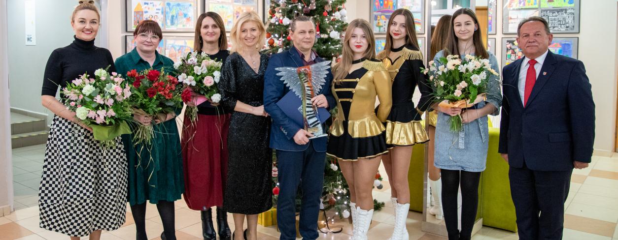 Laureaci nagrody Burmistrza Miasta Lublińca w dziedzinie kultury w holu MDK Lublińcu