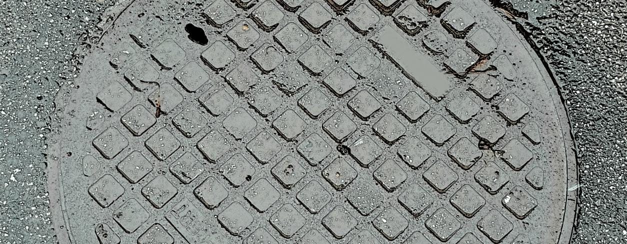 zdjęcie studzienki kanalizacyjnej