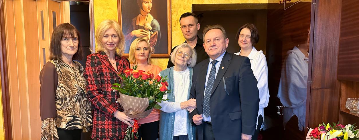 Pani Małgorzata Zowada Stulatka wraz z rodziną i władzami miasta 