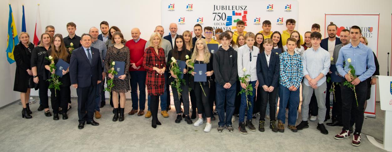 Nagrodzeni sportowcy i stypendyści wraz z władzami miasta