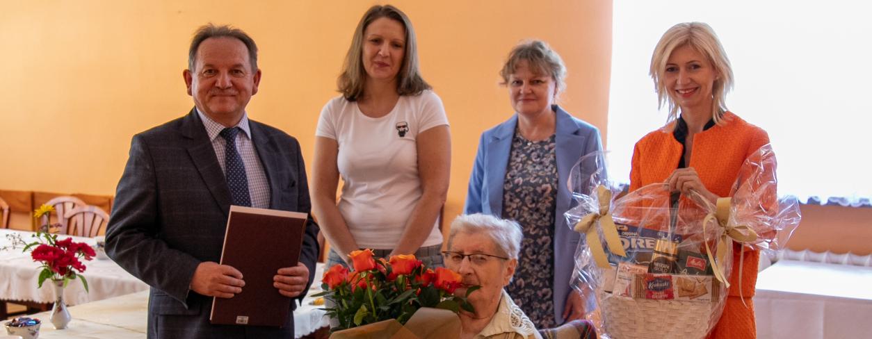 Urodziny Pani Marianny kończącej 100 lat, na zdjęciu z władzami miasta i Dyrektor Domu Kombatanta