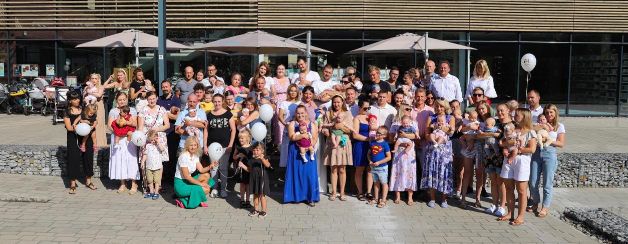 zdjęcie grupowe nowo narodzonych dzieci z rodzicami na tarazie lubiteki 
