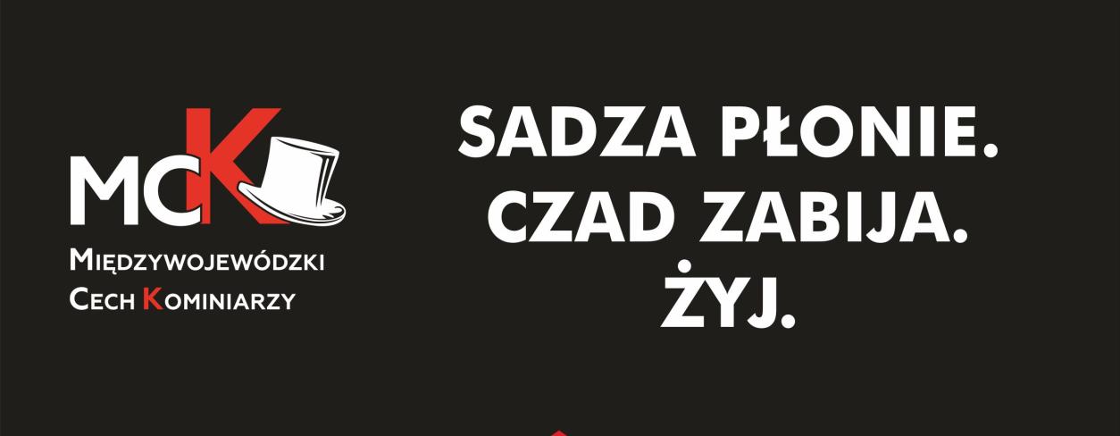 Plakat na czarnym tle, po lewej stronie u góry logo MCK, po prawej biały tekst SADZA PŁONIE. CZAD ZABIJA. ŻYJ.na środku kształt budynku i biały podpis CZYŚĆ KOMINY !!!. na samym dole loga partnerów akcji