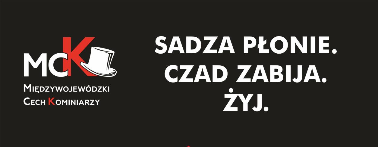 Plakat na czarnym tle, po lewej stronie u góry logo MCK, po prawej biały tekst SADZA PŁONIE. CZAD ZABIJA. ŻYJ.na środku kształt budynku i biały podpis CZYŚĆ KOMINY !!!. na samym dole loga partnerów akcji