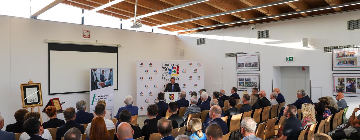 sala multimedialna MPBP Lubiteka na sali siedzą zgomadzeni goście, lokalni przediębiorcy na mównicy Burmistrz Miasta Lublińca Edward Maniura 