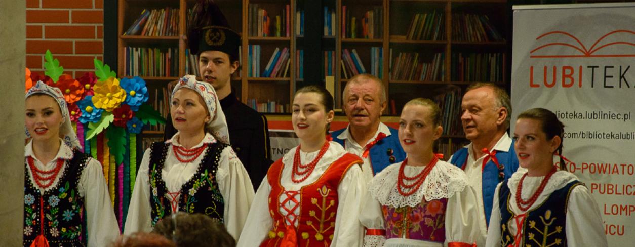 część churu zespołu Halka wykonujących utwór z repertuaru zespołu pieśni i tańca "Halka"